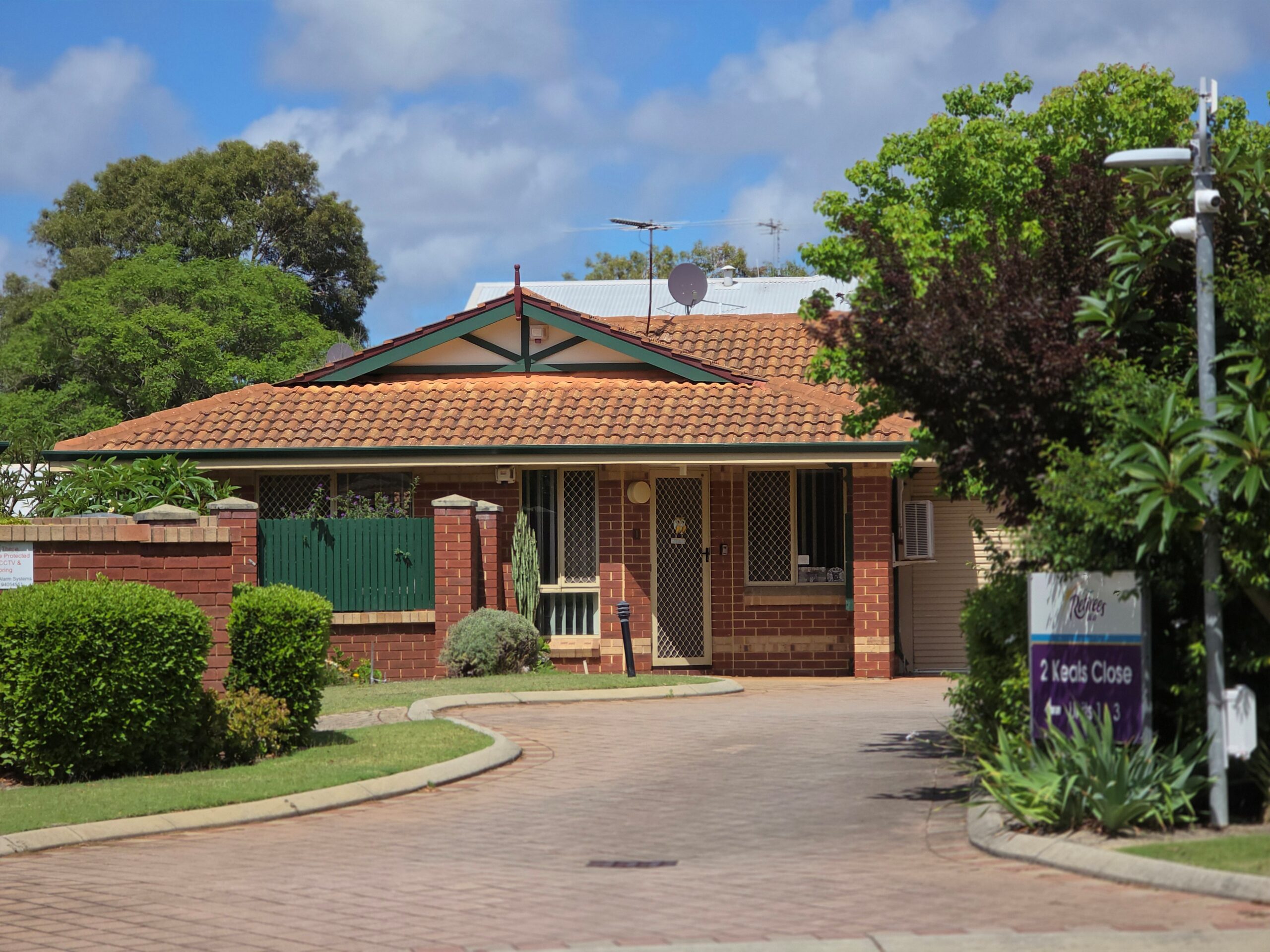 Welcoming two bedroom Vila – Perfect location in Bentley (refurbished before settlement)