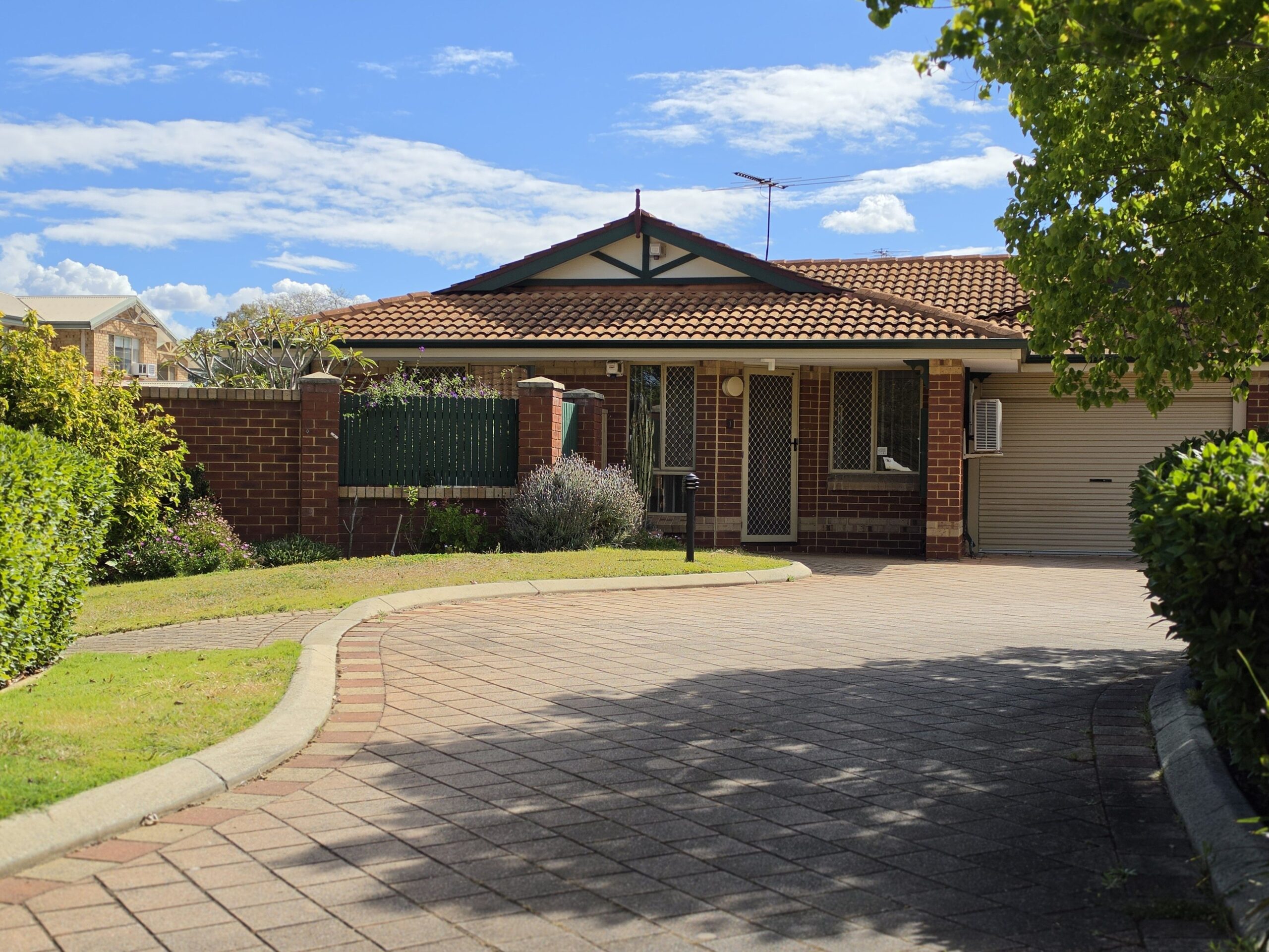 Welcoming two bedroom Vila – Perfect location in Bentley (refurbished before settlement)